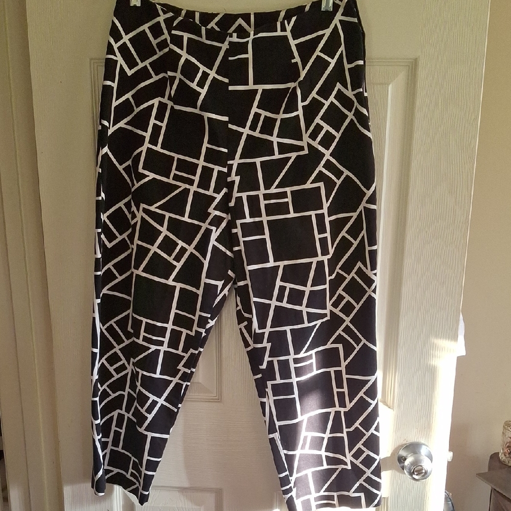 Briggs New York Black and White Geometric Capris